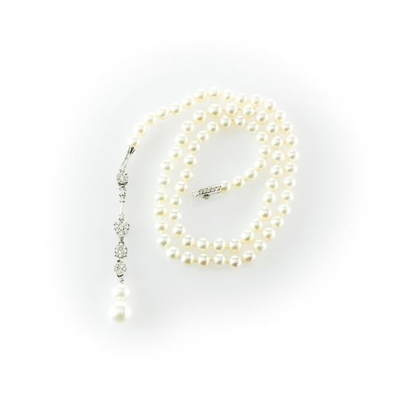 Collier in perle Recarlo con pendente in diamanti e perle a gradazione. 