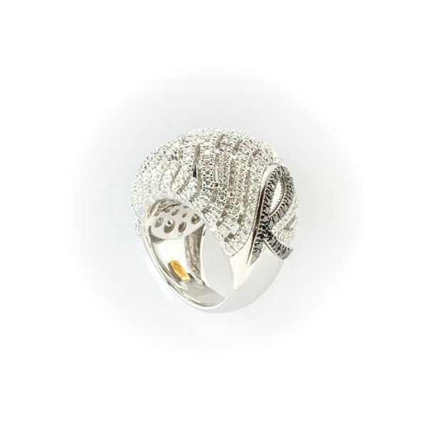 Recarlo band ring in white gold with pavè white diamonds brilliant cut and black diamonds round cut, to highlight the iconic "R" of the brand