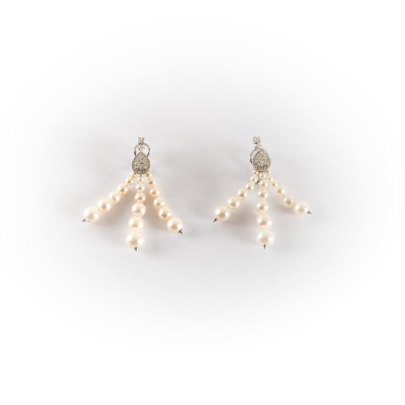 Orecchini Chandelier Recarlo con 3 Fili di Perle a Gradazione Crescente alla Base di una Struttur...