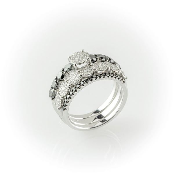 Anello  Recarlo realizzato in oro bianco con 3 file di pietre unite in unica fantasia composta da diamanti bianchi taglio brillante e diamanti neri taglio rotondo