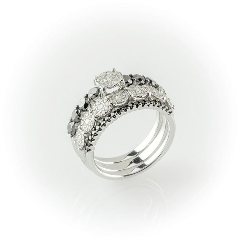Anello Recarlo Realizzato in Oro Bianco con 3 File di Pietre Unite in Unica Fantasia Composta da ...
