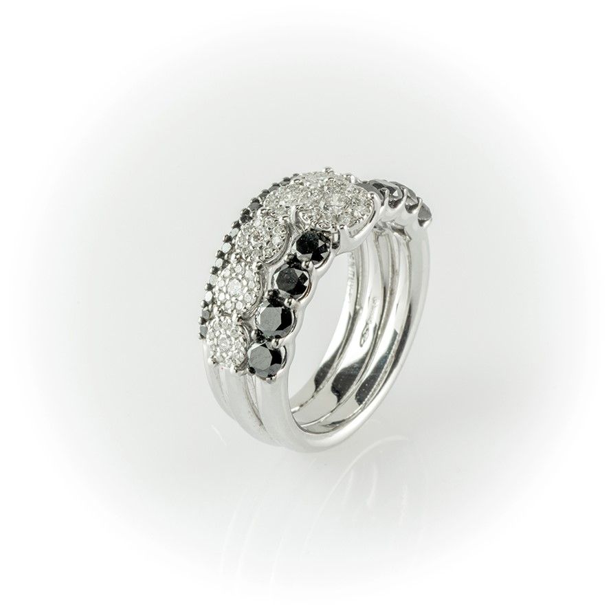 Anello Recarlo Realizzato in Oro Bianco con 3 File di Pietre Unite in Unica Fantasia Composta da ...