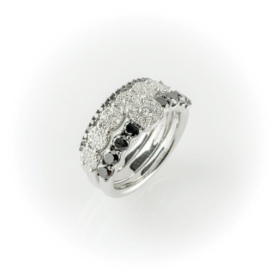 Anello Recarlo Realizzato in Oro Bianco con 3 File di Pietre Unite in Unica Fantasia Composta da ...