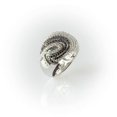 Anello a Fascia Recarlo in Oro Bianco con Pavè Diamanti Bianchi Taglio Brillante e Diamanti Neri ...