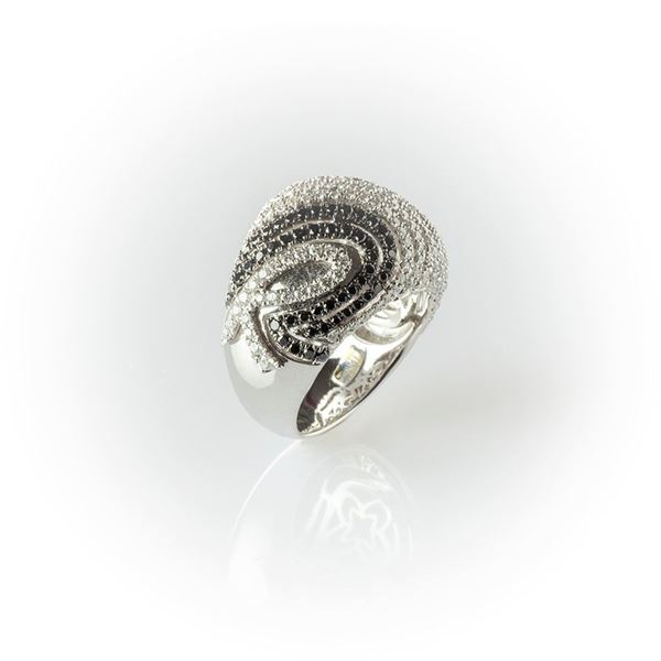 Re Carlo Band Ring in white gold with pavè white diamonds brilliant cut and black diamonds round cut, to highlight the iconic "R" of the brand