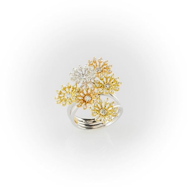 Anello fantasia Recarlo con 6 fiori montati a oro bianco, giallo e rosa con diamanti bianchi taglio brillante.