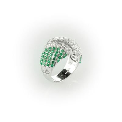 Anello a Fascia Recarlo in Oro Bianco con Diamanti Bianchi Taglio Brillante e Smeraldi Verdi Tagl...