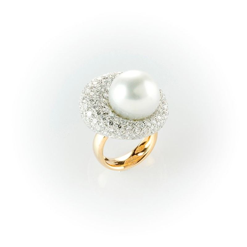 Anello Recarlo in Oro Bianco e Giallo con Grande Perla Australiana su un Importante Pavè di Diama...