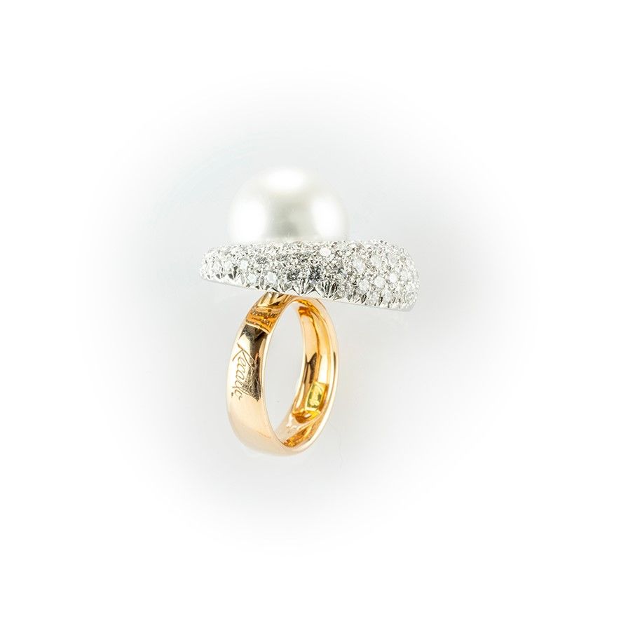Anello Recarlo in Oro Bianco e Giallo con Grande Perla Australiana su un Importante Pavè di Diama...