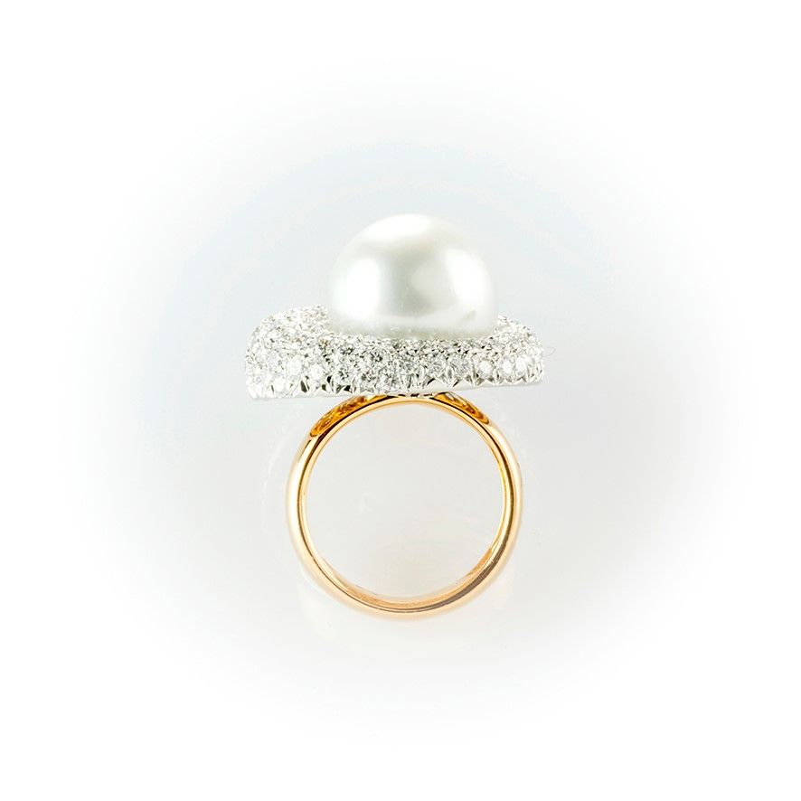 Anello Recarlo in Oro Bianco e Giallo con Grande Perla Australiana su un Importante Pavè di Diama...