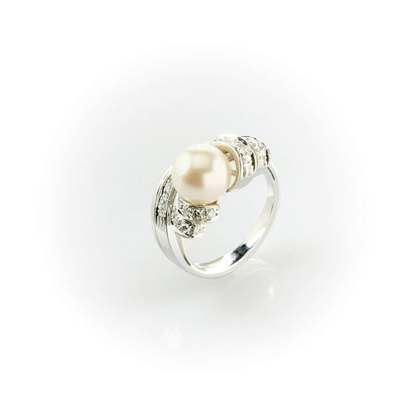 White Gold Patterned Ring with Central Pearl and Pavé of Brilliant Cut White Diamonds