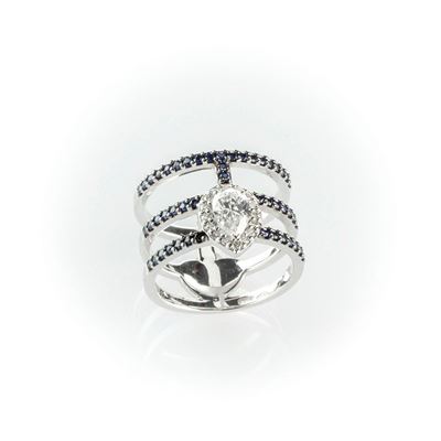 Anello a Fascia Recarlo in Oro Bianco con Diamante Bianco Centrale Taglio a Goccia Contornata da ...