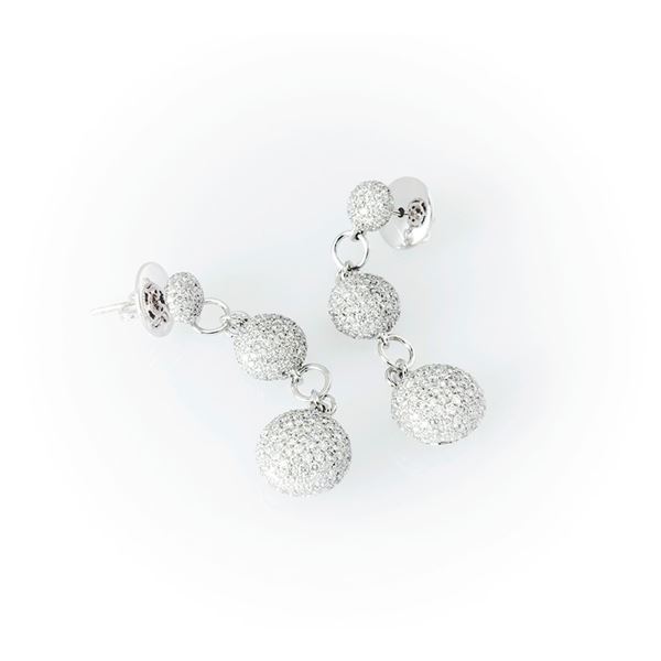 Recarlo pendant earrings in white gold with three white diamond pavé semispheres 