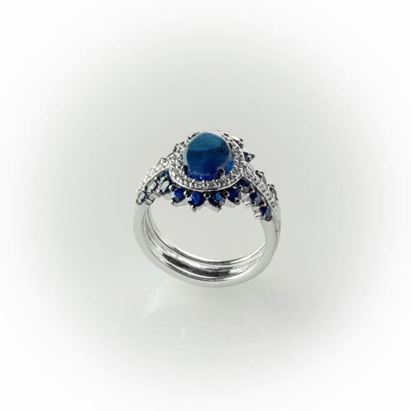 Recarlo white gold ring with central blue sapphire cabochon and contour sapphires, with brilliant-cut white diamonds
