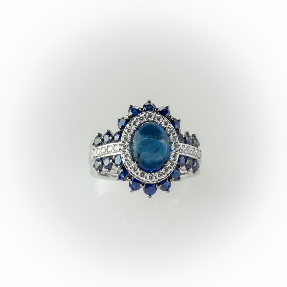 Anello Recarlo in Oro Bianco con Cabochon Centrale di Zaffiro Blu e Zaffiri di Contorno, con Diam...