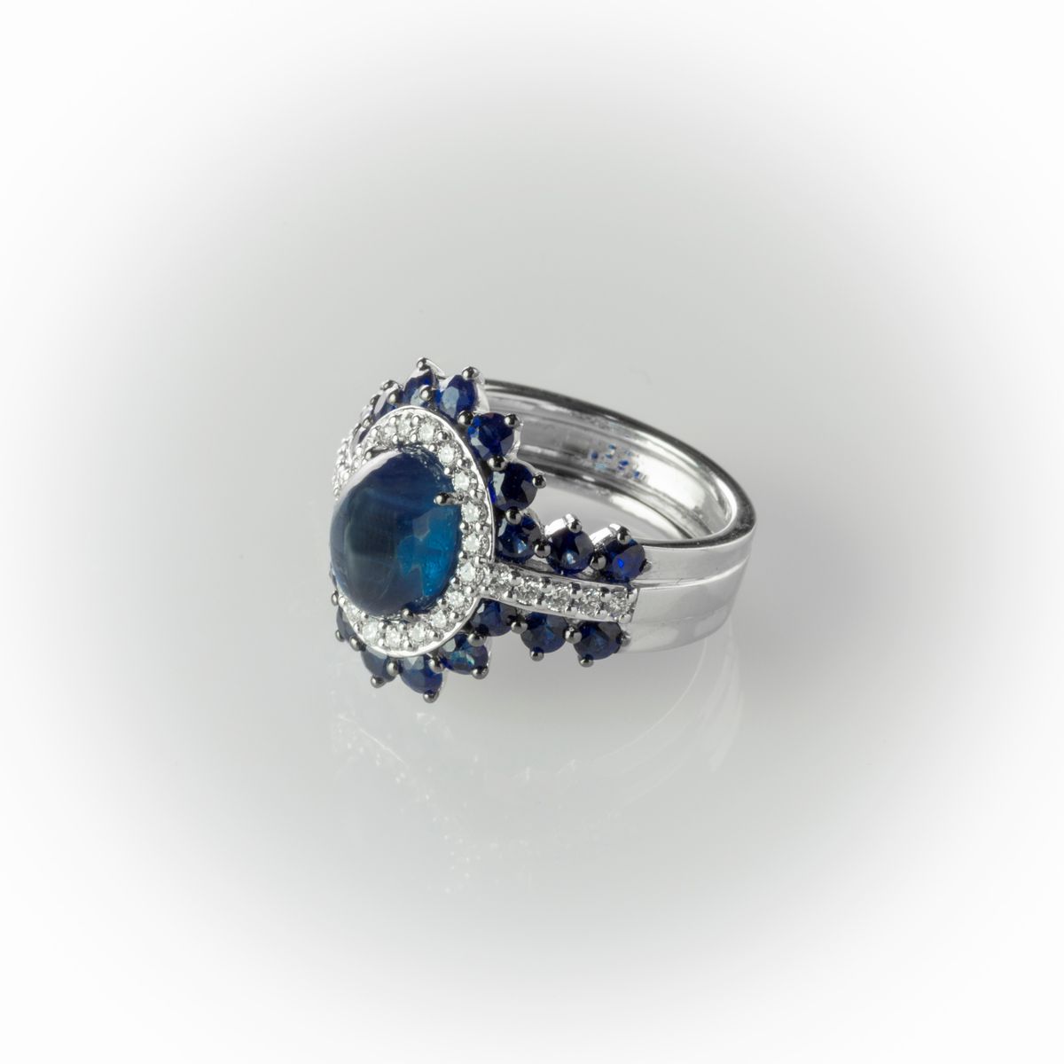 Anello Recarlo in Oro Bianco con Cabochon Centrale di Zaffiro Blu e Zaffiri di Contorno, con Diam...
