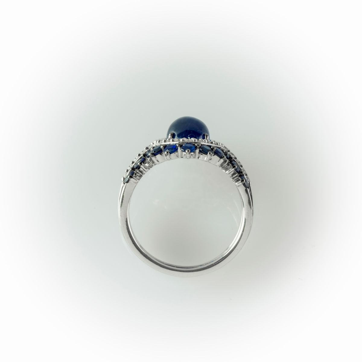Anello Recarlo in Oro Bianco con Cabochon Centrale di Zaffiro Blu e Zaffiri di Contorno, con Diam...