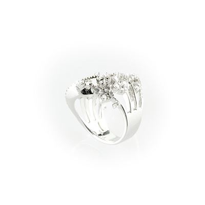 Anello Fantasia Realizzato con Elementi Floreali in Oro Bianco e Diamanti Bianchi Taglio Brillant...