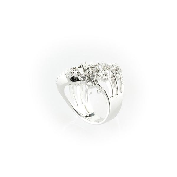 Fancy ring made with floral elements in white gold and brilliant-cut white diamonds