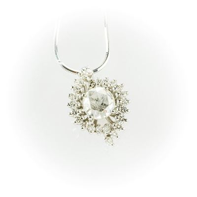 Girocollo Recarlo con Pendente con Diamante Centrale e Contorno di Diamanti Taglio Brillante. Cat...