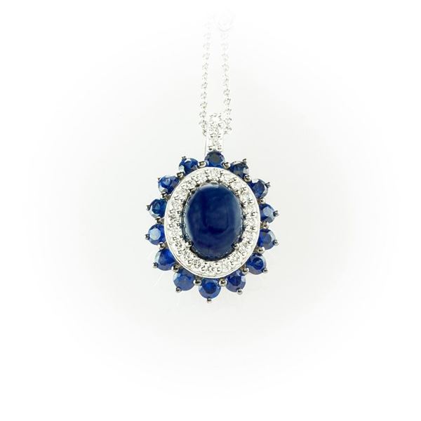  Recarlo nrcklace in white gold with sapphire cabochons, brilliant-cut white diamonds and round-cut sapphires. Thin chain in white gold adjustable on multiple measures embellished with brilliant-cut diamonds. 