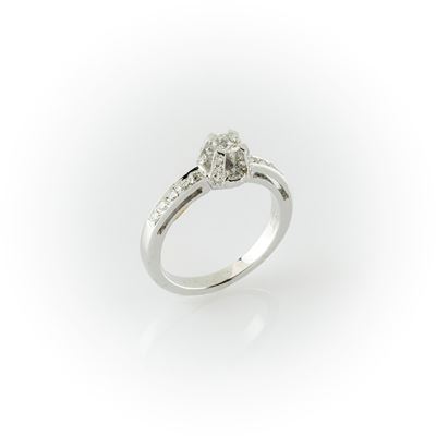 Anello in Oro Bianco con Diamante Centrale Taglio Brillante e Pavè di Diamanti Laterale Montato s...