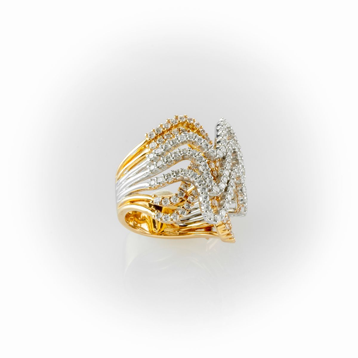 Anello a Fascia Recarlo Realizzato in Oro Bianco e Oro Rosa con una Fantasia di Diamanti
