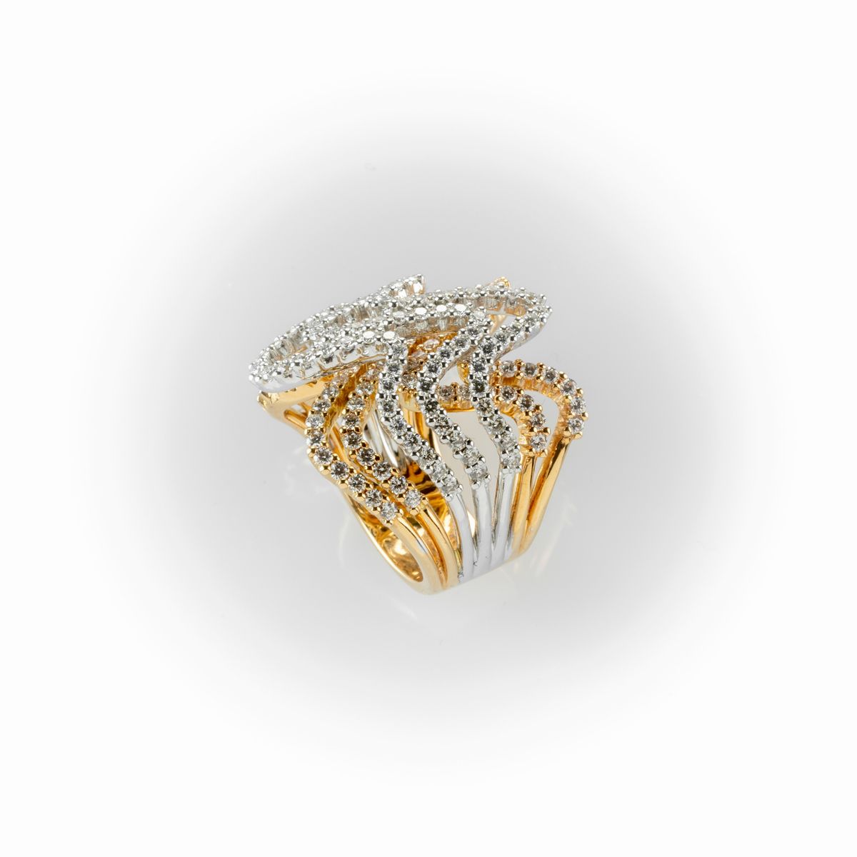 Anello a Fascia Recarlo Realizzato in Oro Bianco e Oro Rosa con una Fantasia di Diamanti