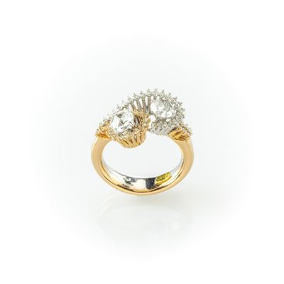Anello Contrariè Realizzato in Oro Giallo e Bianco con Due Diamanti Centrali e Pavè di Diamanti