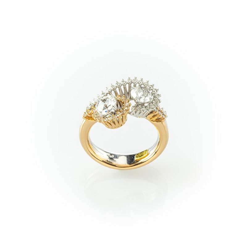 Anello Contrariè Realizzato in Oro Giallo e Bianco con Due Diamanti Centrali e Pavè di Diamanti