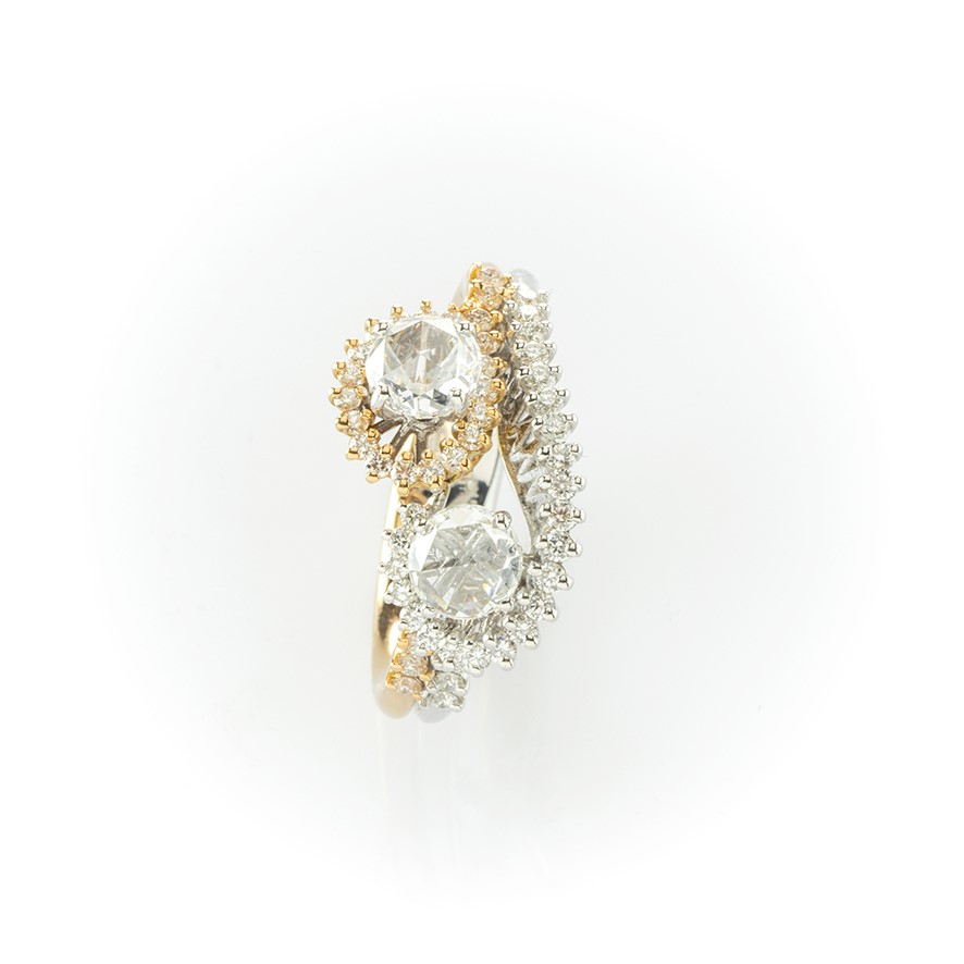 Anello Contrariè Realizzato in Oro Giallo e Bianco con Due Diamanti Centrali e Pavè di Diamanti