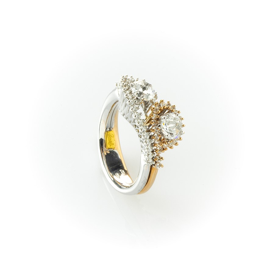 Anello Contrariè Realizzato in Oro Giallo e Bianco con Due Diamanti Centrali e Pavè di Diamanti