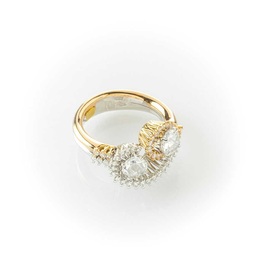 Anello Contrariè Realizzato in Oro Giallo e Bianco con Due Diamanti Centrali e Pavè di Diamanti
