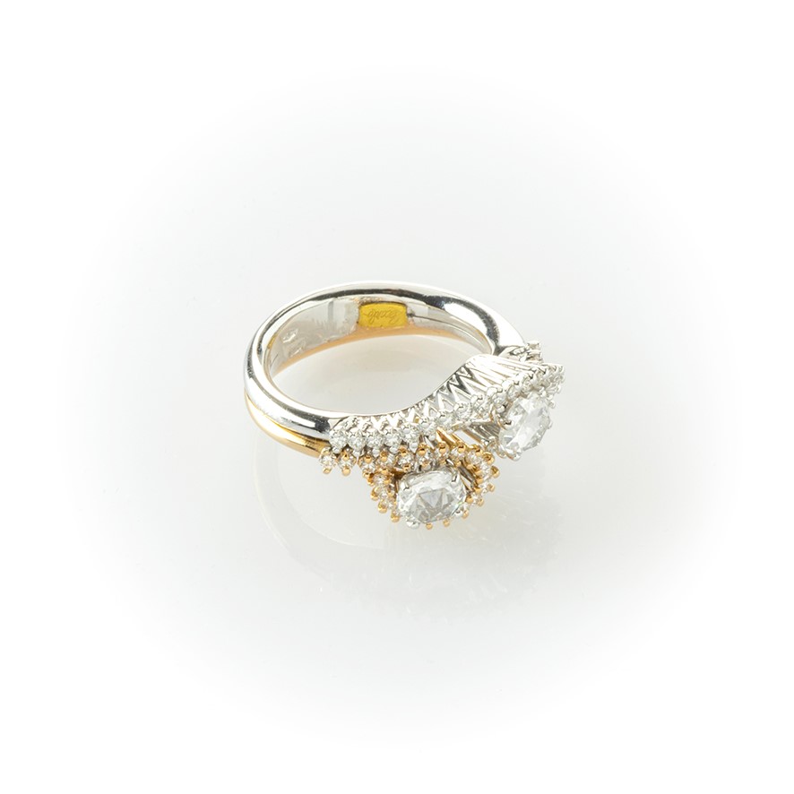 Anello Contrariè Realizzato in Oro Giallo e Bianco con Due Diamanti Centrali e Pavè di Diamanti