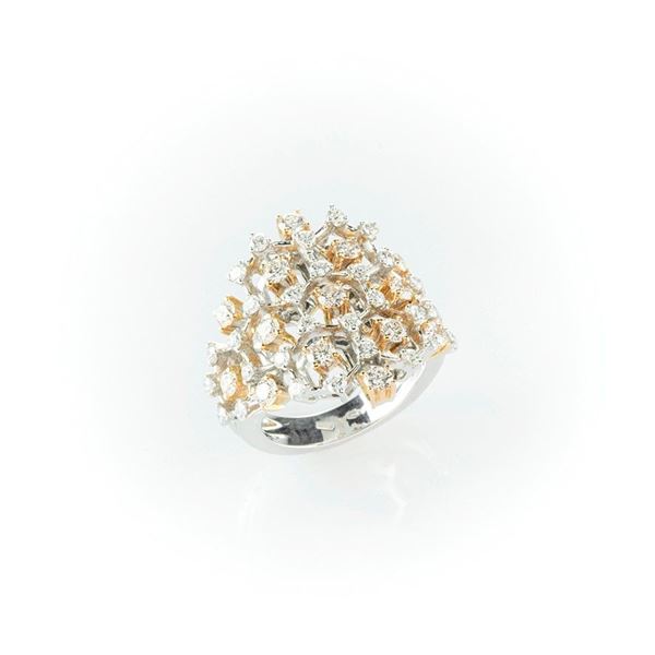 Anello a fascia realizzato in oro bianco e rosa con diamanti bianchi taglio brillante