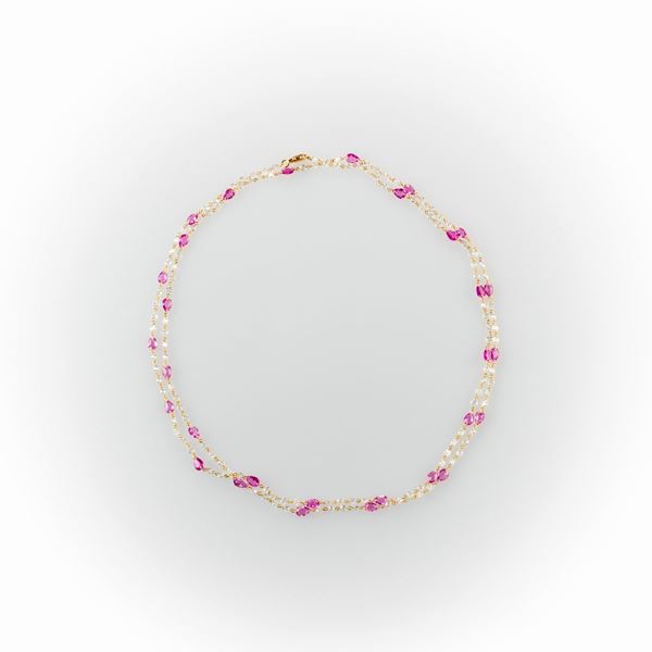 Necklace in oro rosa con diamanti taglio brillante  e zaffiri rosa taglio a goccia 