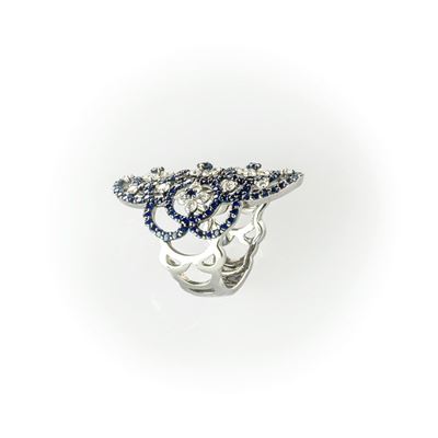 Anello a Fascia Gismondi Realizzato in Oro Bianco Brunito con una Fine Fantasia di Diamanti Bianc...