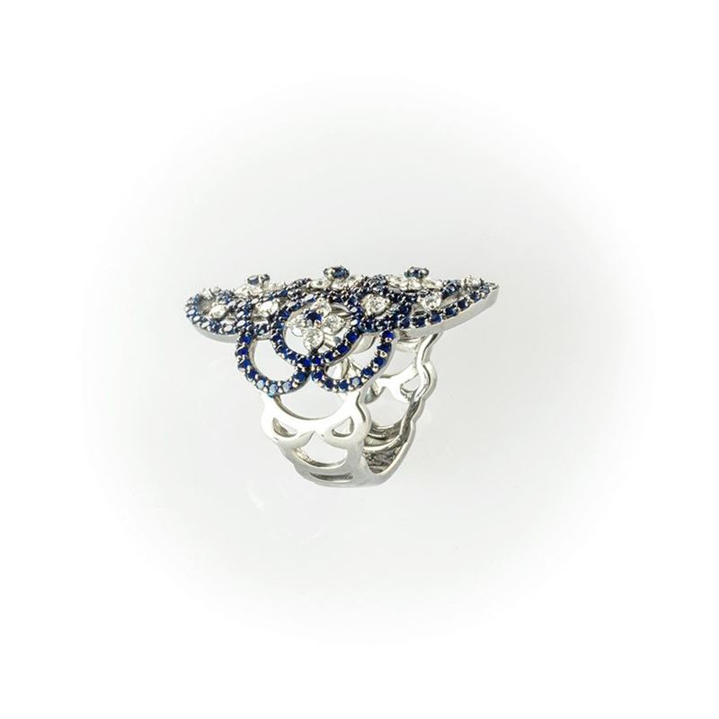 Anello a Fascia Gismondi Realizzato in Oro Bianco Brunito con una Fine Fantasia di Diamanti Bianc...