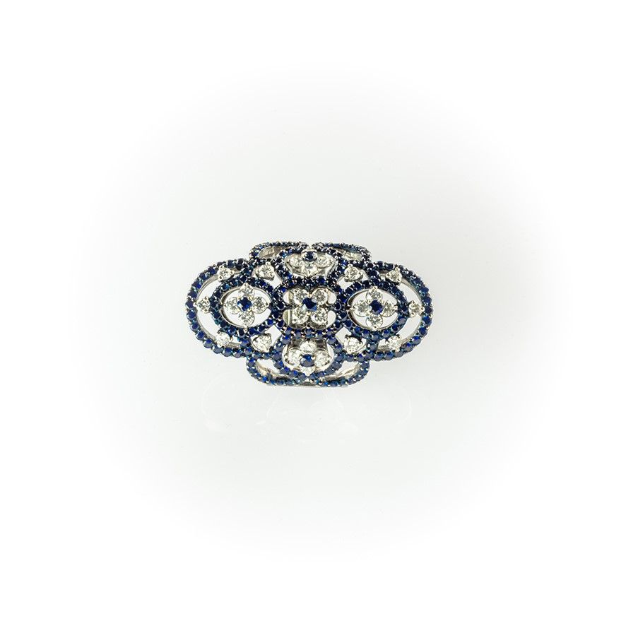 Anello a Fascia Gismondi Realizzato in Oro Bianco Brunito con una Fine Fantasia di Diamanti Bianc...