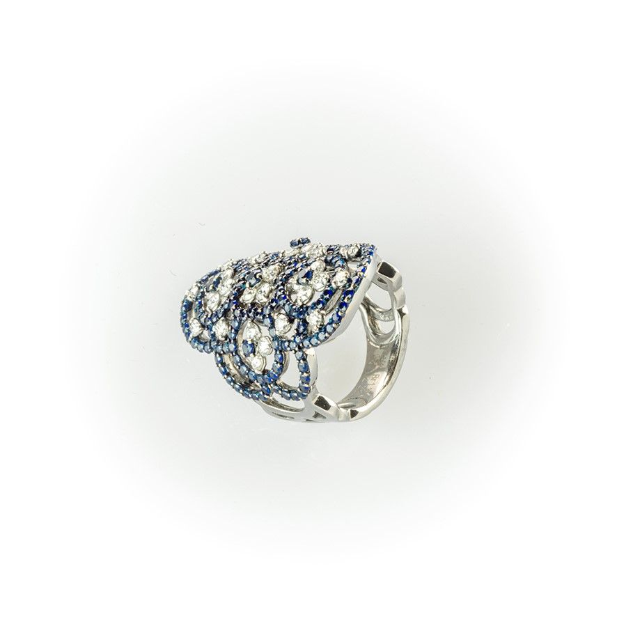 Anello a Fascia Gismondi Realizzato in Oro Bianco Brunito con una Fine Fantasia di Diamanti Bianc...