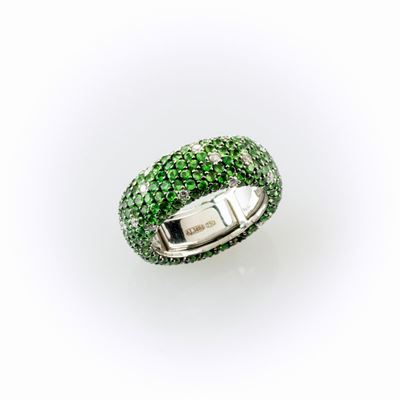 Anello Pavè Girodito Crieri Eternity Realizzato in Oro Bianco, Diamanti Taglio Brillante e Zaffir...