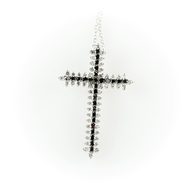 Collier Salvini con Ciondolo a Croce con Diamanti Bianchi Taglio Brillante e Diamanti Neri Taglio...