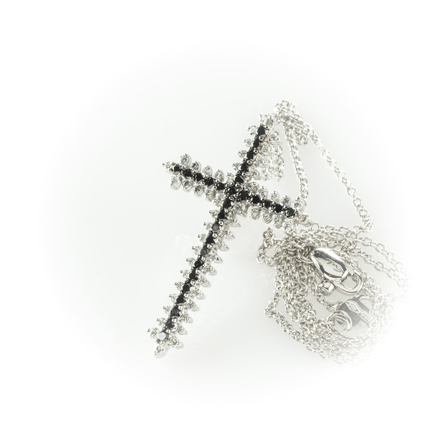 Collier Salvini con Ciondolo a Croce con Diamanti Bianchi Taglio Brillante e Diamanti Neri Taglio...