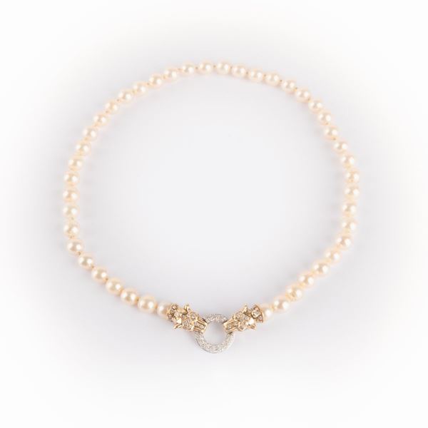 Collana di perle coltivate giapponesi con fermezza fantasia centrale di manifattura artigianale composta da due teste di pantera e pavè di diamanti bianchi taglio brillante