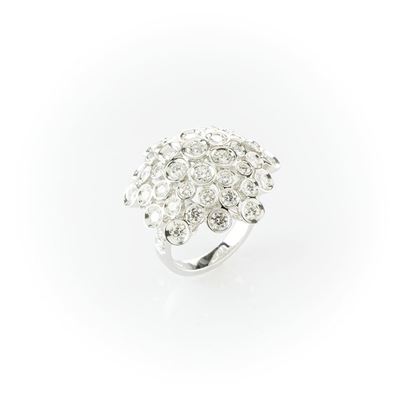 Anello Realizzato in Oro Bianco con Fantasia Diamanti Bianchi Taglio Brillante