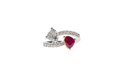 Anello Contrariè in Oro Bianco e Giallo con un Diamante e un Rubino Taglio a Cuore Contrapposti e...