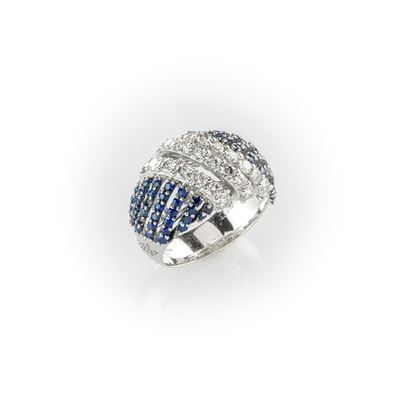 Anello a Fascia in Oro Bianco con Diamanti Bianchi Taglio Brillante e Zaffiri Blu Taglio Rotondo
