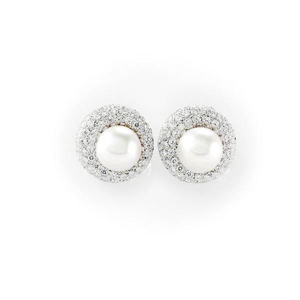 Orecchini in oro bianco Recarlo con grande perla australiana su un'importante pavè di diamanti taglio brillante.