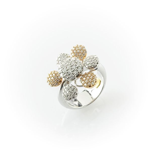 Anello fantasia Recarlo in oro bianco e rosa costituito da elementi rotondi in pavè di diamanti che nell'insieme formano una margherita