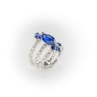 Anello a Fascia in Oro Bianco con Diamanti Bianchi e Zaffiri Blu Taglio a Goccia e Navette